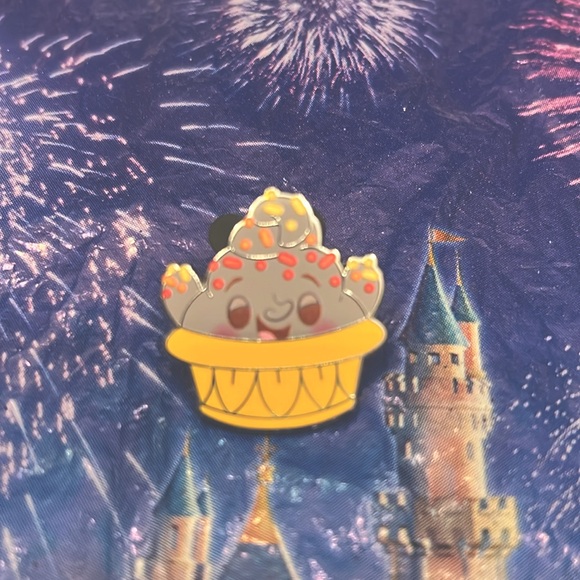 Disney Munchlings Pin Series 3 - Lumiere - Picture 1 of 2